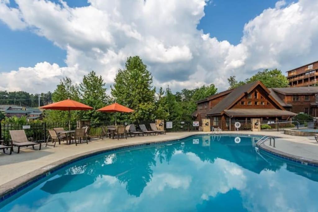 2 Miles From Dollywood Family Resort With Seasonal Outdoor Swimming Pool, Year Around Heated Indoor Swimming Pool, Townhome Style Cabin, Private Hot Tub, Arcade, Tv, Wifi, Kitchen With Refrigerator, Washer And Dryer Pigeon Forge Exteriér fotografie