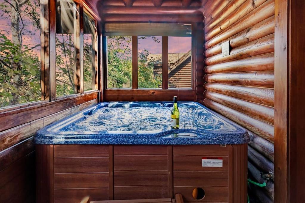 2 Miles From Dollywood Family Resort With Seasonal Outdoor Swimming Pool, Year Around Heated Indoor Swimming Pool, Townhome Style Cabin, Private Hot Tub, Arcade, Tv, Wifi, Kitchen With Refrigerator, Washer And Dryer Pigeon Forge Exteriér fotografie