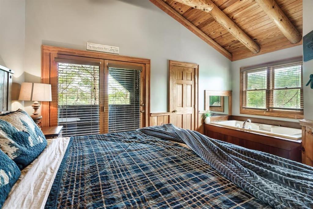 2 Miles From Dollywood Family Resort With Seasonal Outdoor Swimming Pool, Year Around Heated Indoor Swimming Pool, Townhome Style Cabin, Private Hot Tub, Arcade, Tv, Wifi, Kitchen With Refrigerator, Washer And Dryer Pigeon Forge Exteriér fotografie