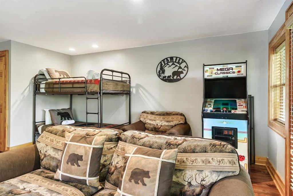 2 Miles From Dollywood Family Resort With Seasonal Outdoor Swimming Pool, Year Around Heated Indoor Swimming Pool, Townhome Style Cabin, Private Hot Tub, Arcade, Tv, Wifi, Kitchen With Refrigerator, Washer And Dryer Pigeon Forge Exteriér fotografie