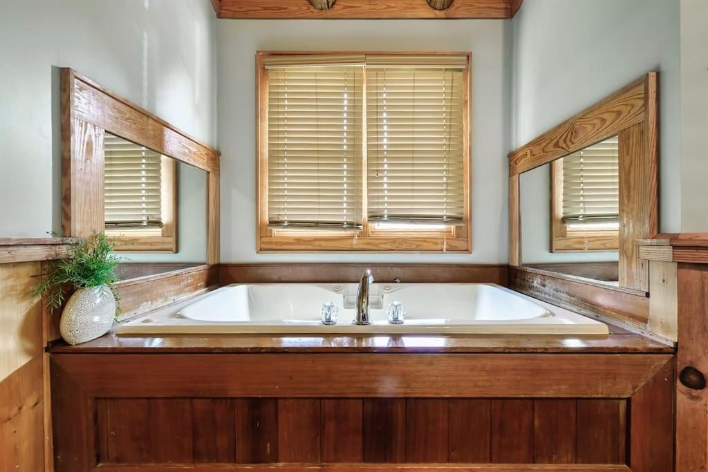 2 Miles From Dollywood Family Resort With Seasonal Outdoor Swimming Pool, Year Around Heated Indoor Swimming Pool, Townhome Style Cabin, Private Hot Tub, Arcade, Tv, Wifi, Kitchen With Refrigerator, Washer And Dryer Pigeon Forge Exteriér fotografie