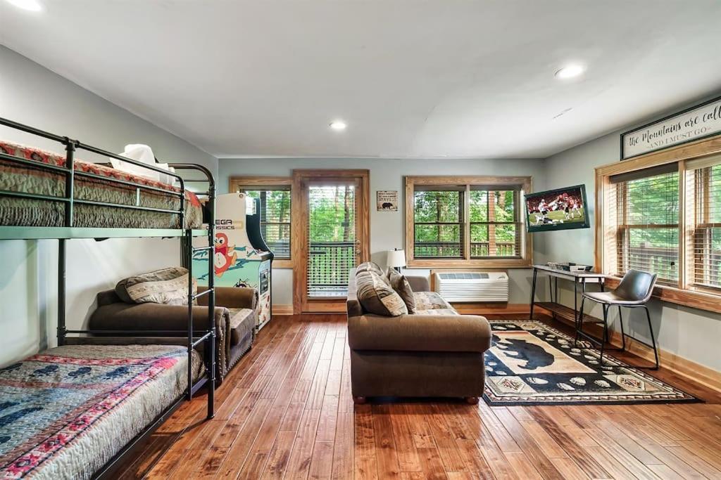 2 Miles From Dollywood Family Resort With Seasonal Outdoor Swimming Pool, Year Around Heated Indoor Swimming Pool, Townhome Style Cabin, Private Hot Tub, Arcade, Tv, Wifi, Kitchen With Refrigerator, Washer And Dryer Pigeon Forge Exteriér fotografie