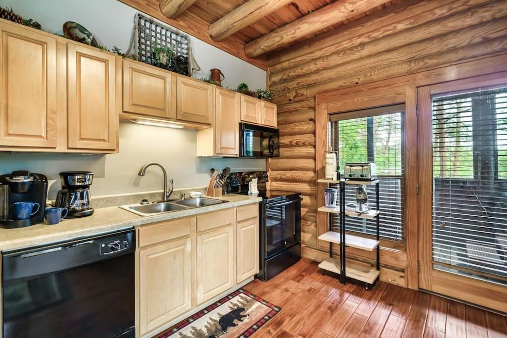 2 Miles From Dollywood Family Resort With Seasonal Outdoor Swimming Pool, Year Around Heated Indoor Swimming Pool, Townhome Style Cabin, Private Hot Tub, Arcade, Tv, Wifi, Kitchen With Refrigerator, Washer And Dryer Pigeon Forge Exteriér fotografie